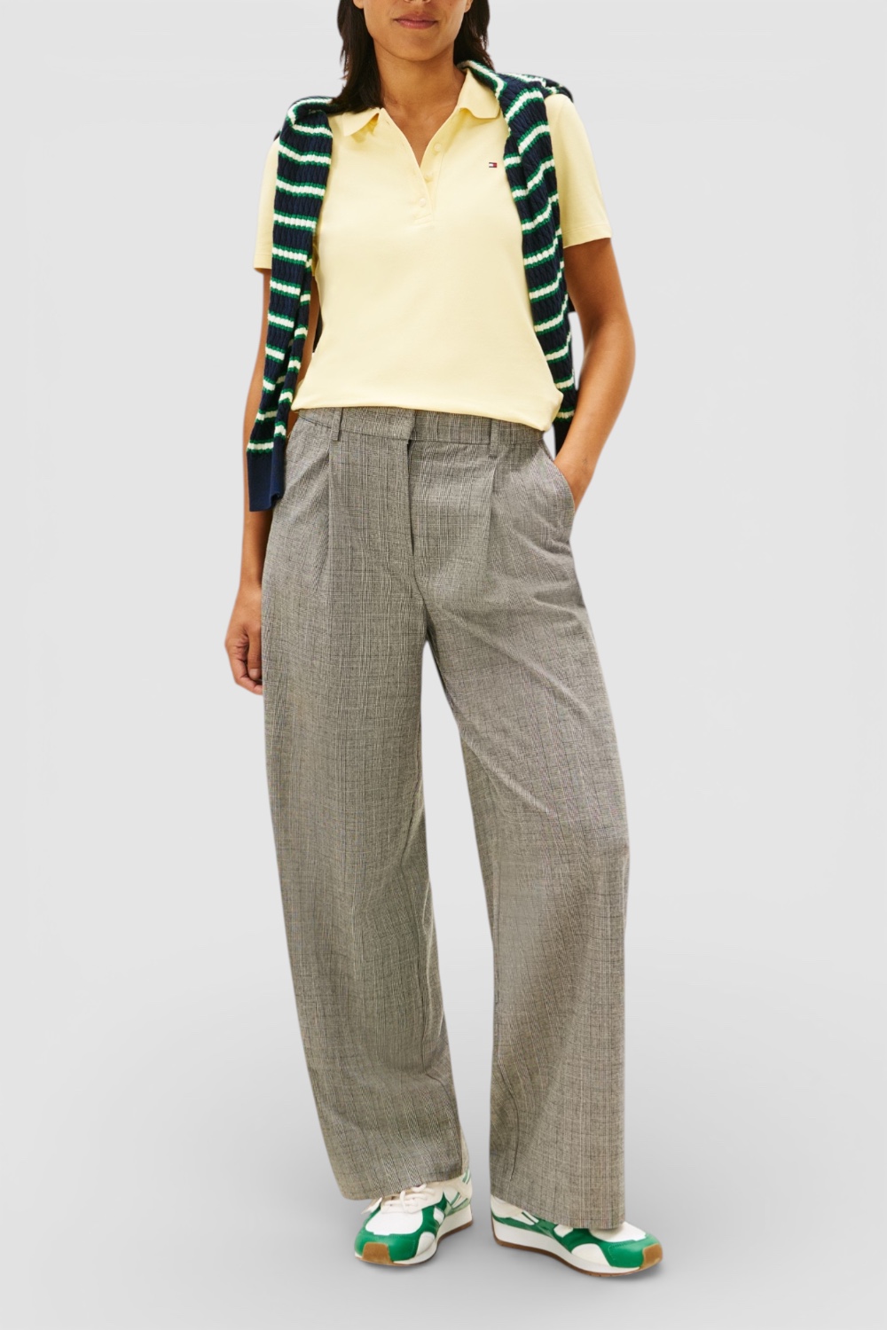 תמונת כל הלוק של חולצת פולו